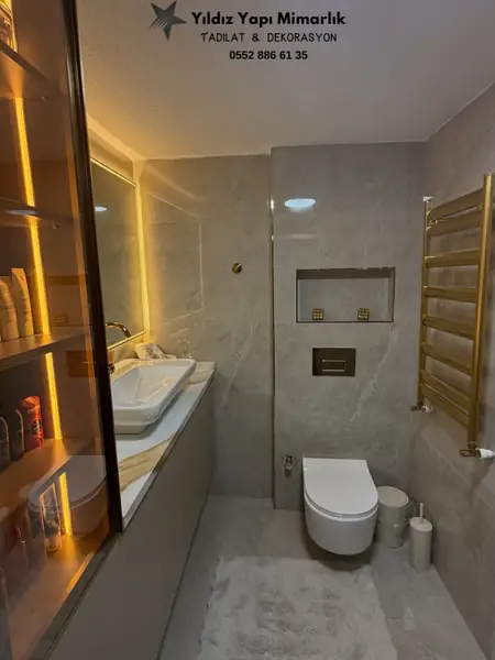 Asma klozet, gizli rezervuar ve gold havlupanlı banyo