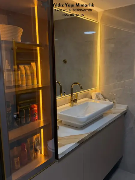 Cam raflı ve LED aydınlatmalı banyo dolabı