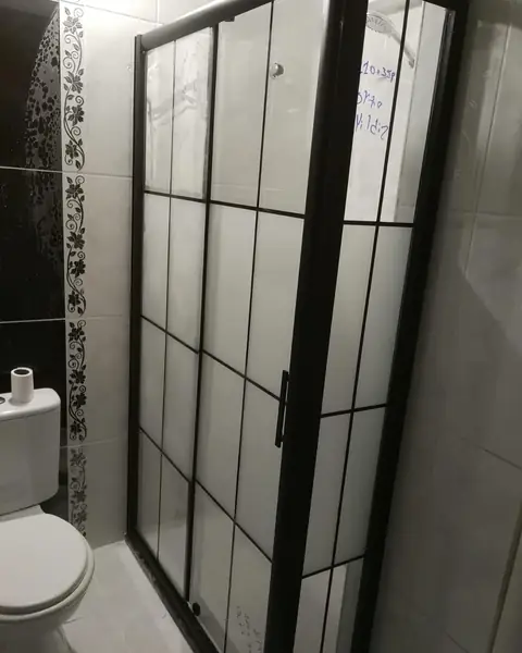 Siyah karolajlı Duşakabin montajımız yapılmıştır ve teslim edilmiştir