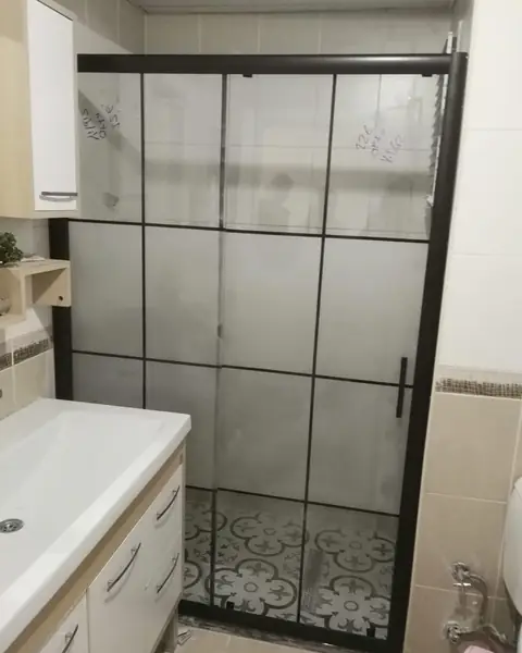 Siyah karolajlı Duşakabin montajımız yapılmıştır ve teslim edilmiştir