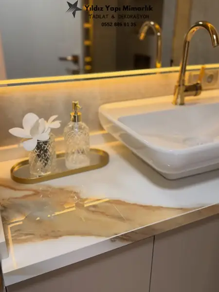Gold armatürlü banyo lavabosu detay
