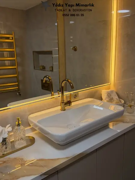 Gold armatürlü banyo tadilatı ve LED aynalı lavabo
