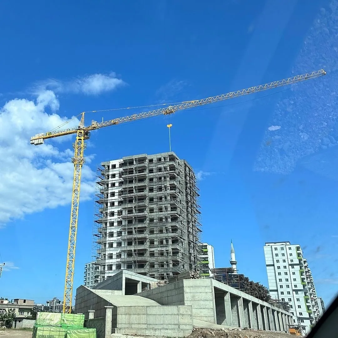 Avcılar inşaat şantiyesi, kule vinç ve yükselen betonarme bina