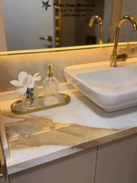 Mermer desenli banyo tezgâhı ve çanak lavabo